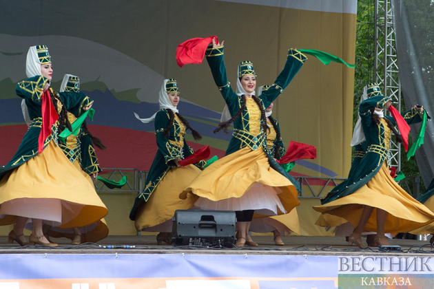 Как танцуют армяне?