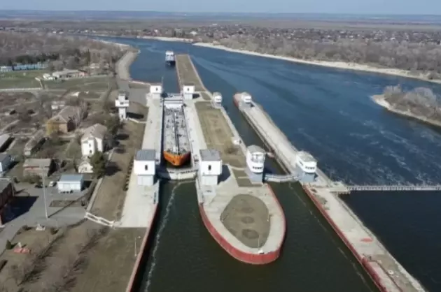 Теплоход на Дону протаранил ворота гидроузла