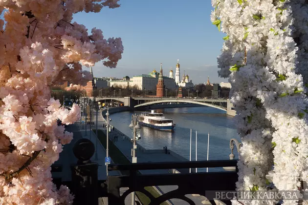 Украшения к Пасхе на Патриаршем мосту