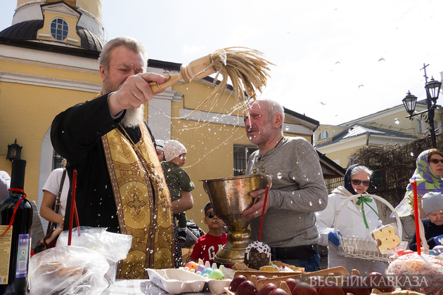 Освящение пасхальных куличей у Церкови Феодора Стратилата на Антиохийском подворье