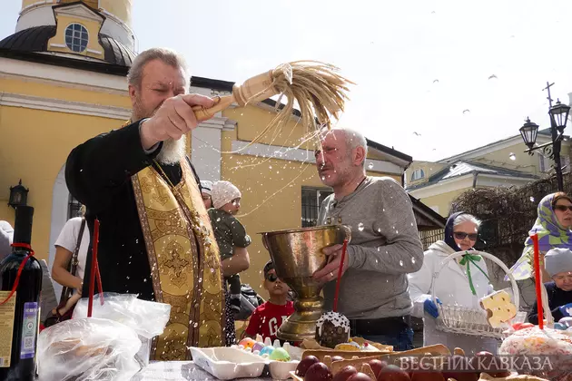 Освящение пасхальных куличей у Церкови Феодора Стратилата на Антиохийском подворье