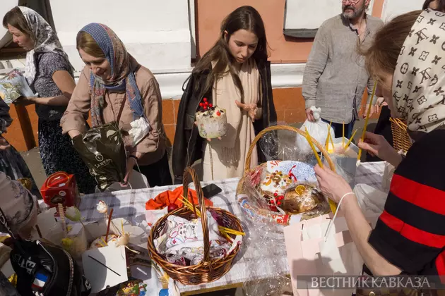 Освящение пасхальных куличей у Церкови Феодора Стратилата на Антиохийском подворье