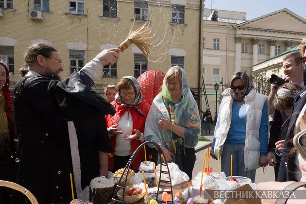 Освящение пасхальных куличей в Высокопетровском монастыре
