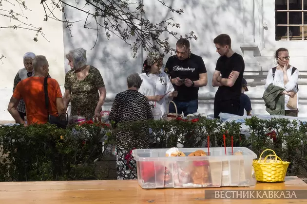 Освящение пасхальных куличей у Храма Успения Пресвятой Богородицы в Путинках