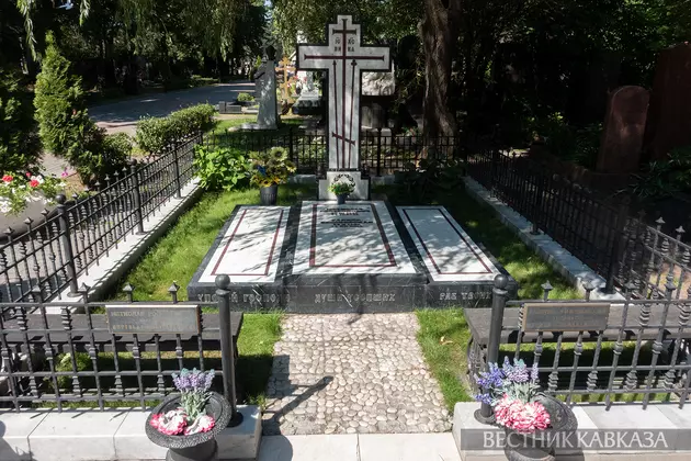 Могила Ростроповича и Вишневской на Новодевичьем кладбище