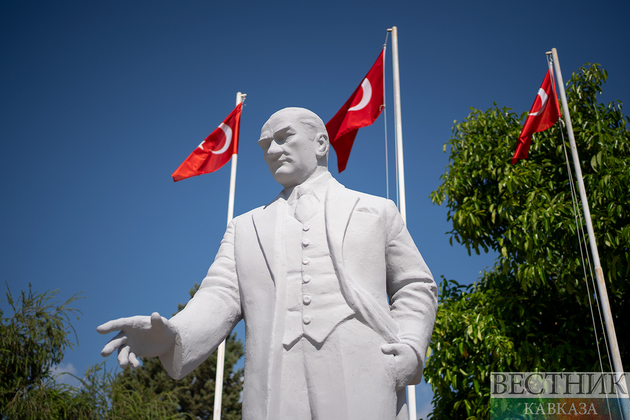 Памятник Ататюрку