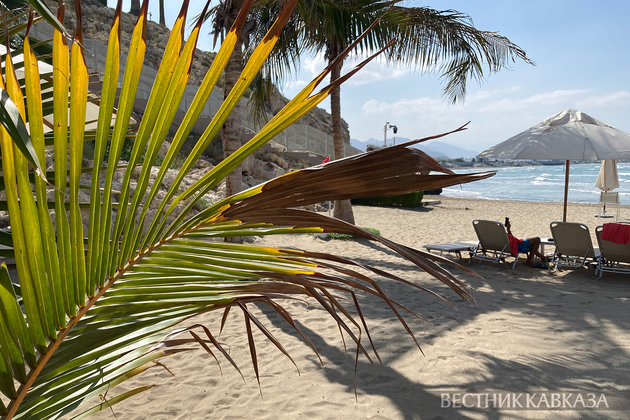 Лежаки на пляже