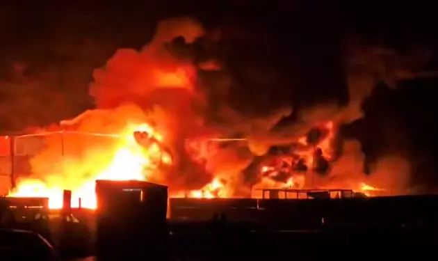 Пожар в Бендер-Аббасе разгорелся сильнее – слышны взрывы