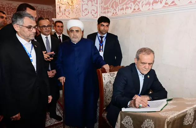 Масуд Пезешкиан посетил мечеть Биби-Эйбат в Баку