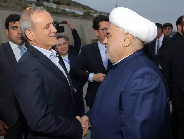 Масуд Пезешкиан посетил мечеть Биби-Эйбат в Баку