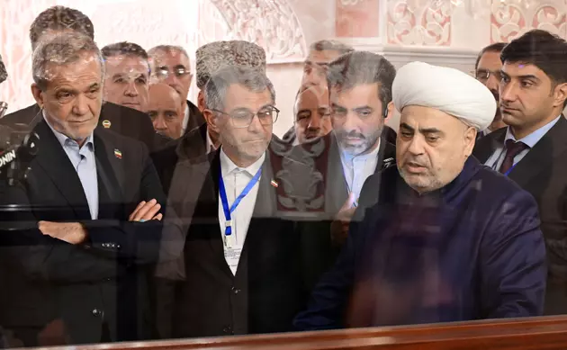 Масуд Пезешкиан посетил мечеть Биби-Эйбат в Баку