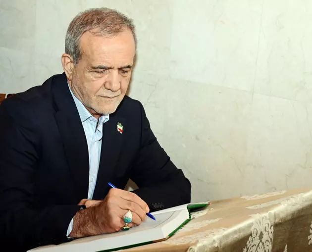 Масуд Пезешкиан посетил мечеть Биби-Эйбат в Баку