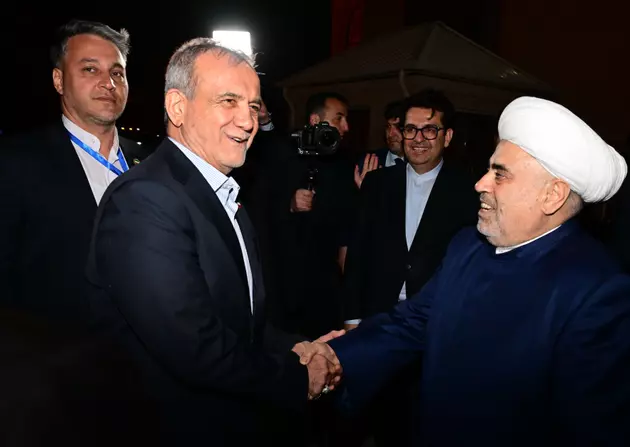 Масуд Пезешкиан посетил мечеть Биби-Эйбат в Баку