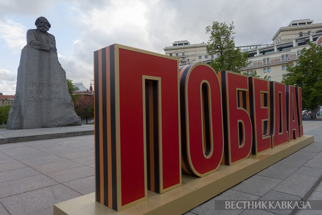 Праздничное оформление ко Дню Победы у памятника К. Марксу в Москве