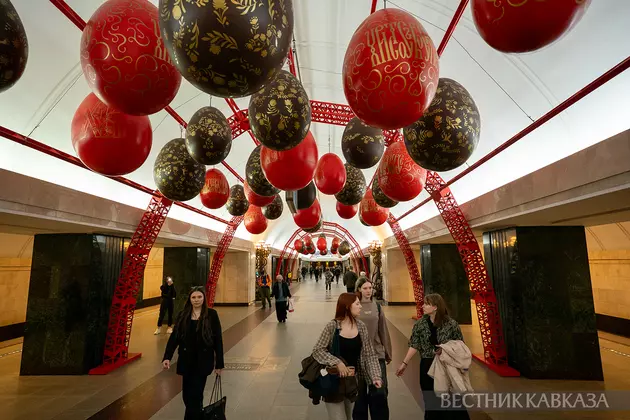 Украшения к Пасхе на станции метро Трубная
