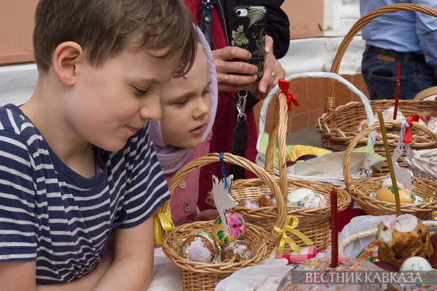 Освящение пасхальных куличей у Церкови Феодора Стратилата на Антиохийском подворье