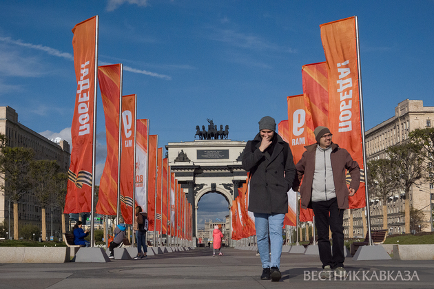 Праздничное оформление ко Дню Победы возле Триумфальной арки на Кутузовском проспекте