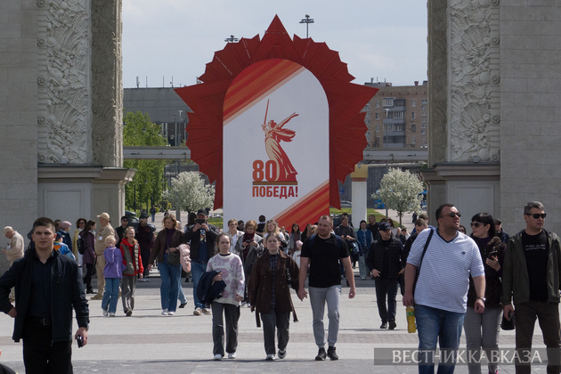 Праздничное оформление ко Дню Победы на ВДНХ