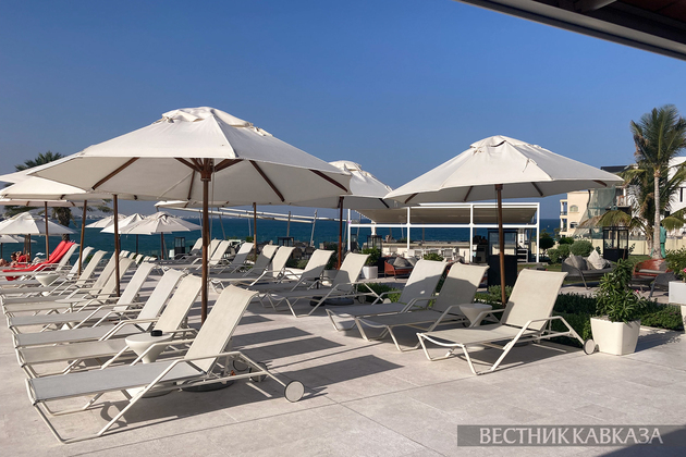 Лежаки на пляже