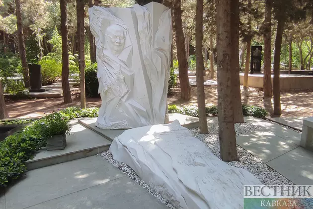 Памятник на могиле Максуда Ибрагимбекова