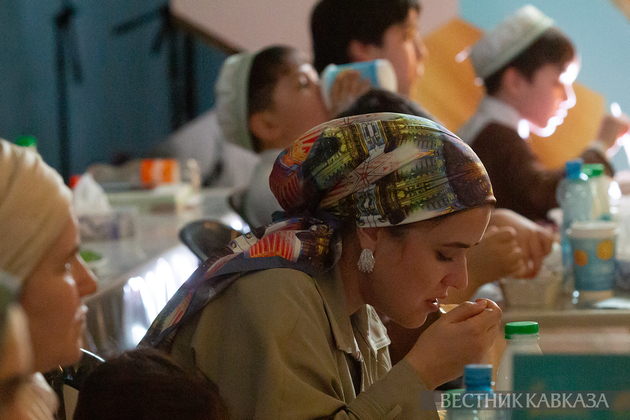 Ифтар  в шатре рамадана