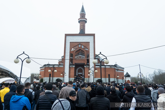 Праздничная молитва у Мемориальной мечети на Поклонной горе