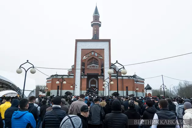 Праздничная молитва у Мемориальной мечети на Поклонной горе