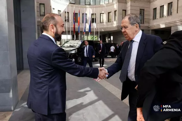 Сергей Лавров начал переговоры с Араратом Мирзояном в Ереване