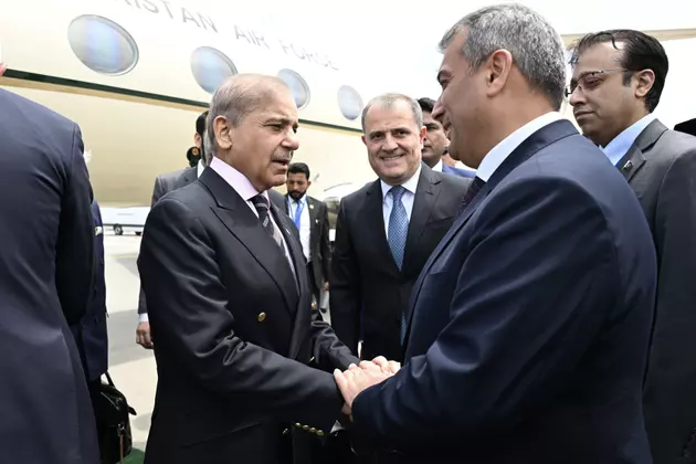 Премьер Пакистана прибыл в Азербайджан