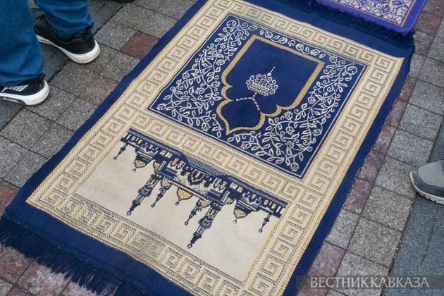 Праздничная молитва у Мемориальной мечети на Поклонной горе