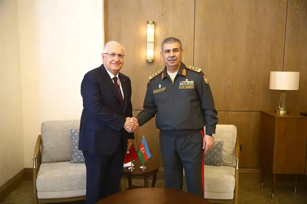 Глава Минобороны Азербайджана встретился с коллегой из Турции