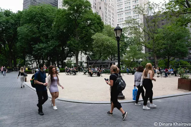 Прохожие в Нью-Йорке