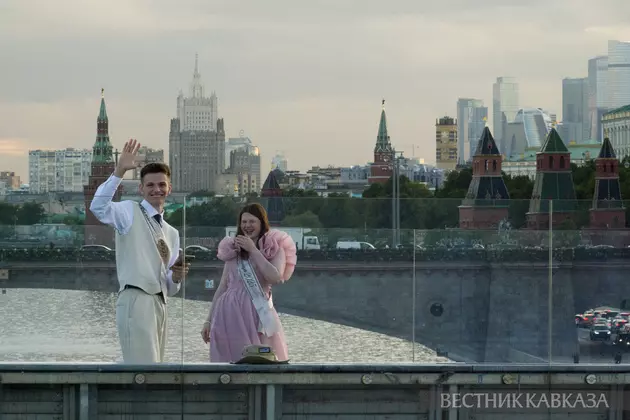 Выпускники школы на Парящем мосту в Москве после последнего звонка