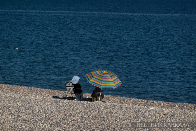 Отдыхающие на пляже