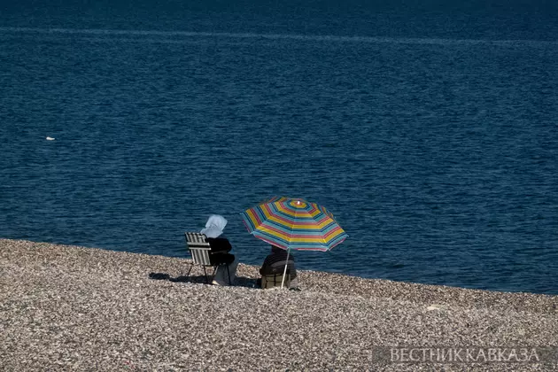 Отдыхающие на пляже