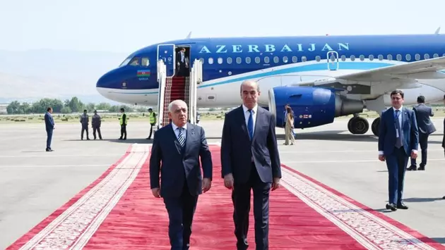 Премьер-министр Азербайджана прибыл в Таджикистан