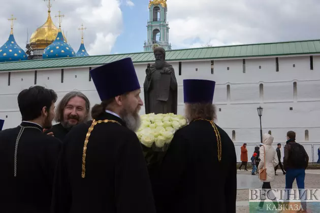 Монахи у Троице-Сергиевой лавры