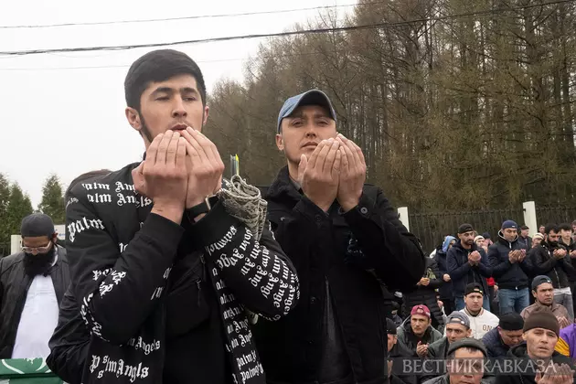 Праздничная молитва у Мемориальной мечети на Поклонной горе