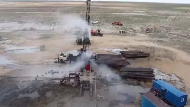 Казахстанские спасатели ликвидируют последствия аварии на нефтяной скважине