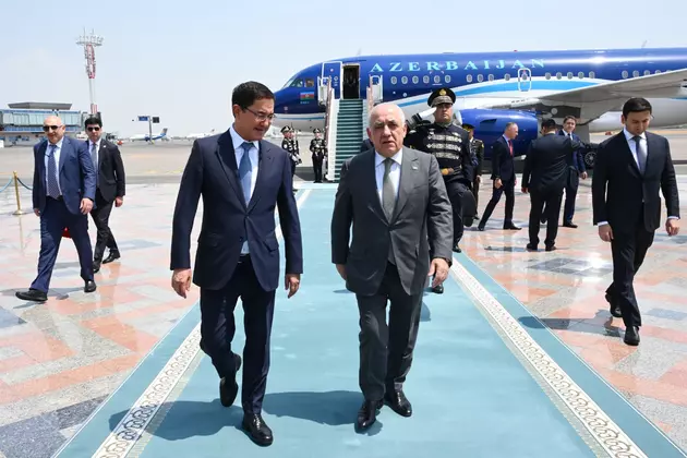 Премьер Азербайджана прибыл в Узбекистан