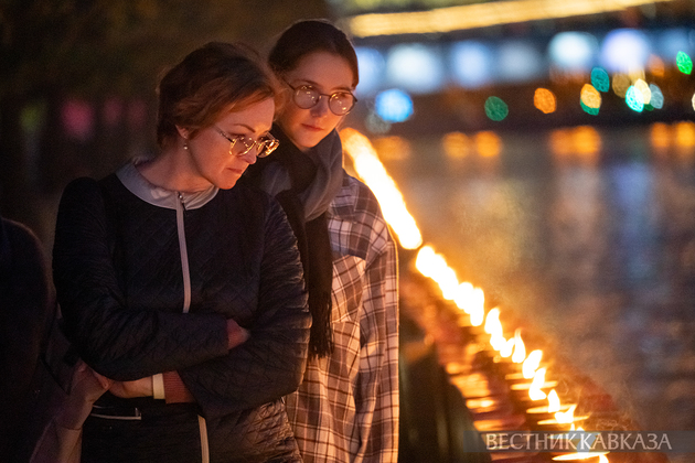 Акция “Линия памяти“ на Крымской набережной в Москве