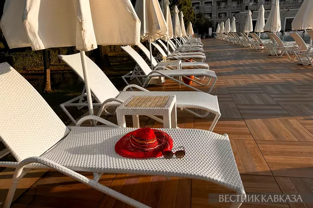 Вещи у бассейна