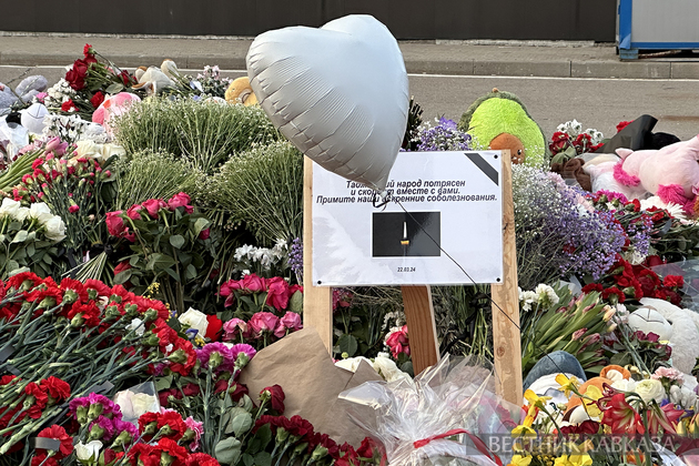 Стихийный мемориал у здания концертного зала Крокус Сити Холл