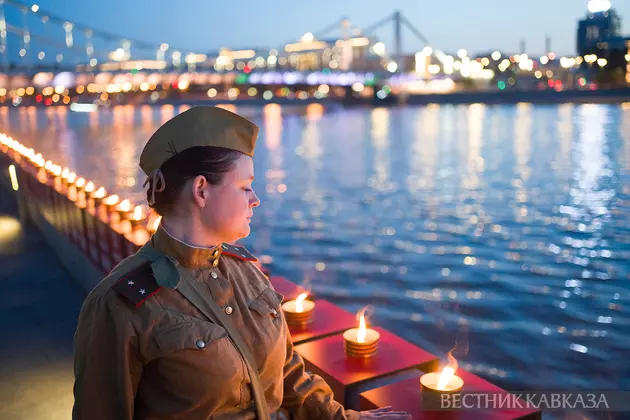 Акция “Линия памяти“ на Крымской набережной в Москве