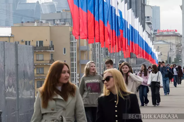 Украшенный ко Дню России Крымский мост