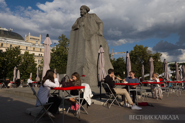 Шахматный сквер у памятника Карлу Марксу в Москве