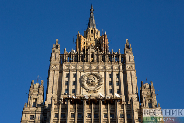 Здание МИД в Москве в ясную погоду
