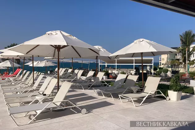 Лежаки на пляже