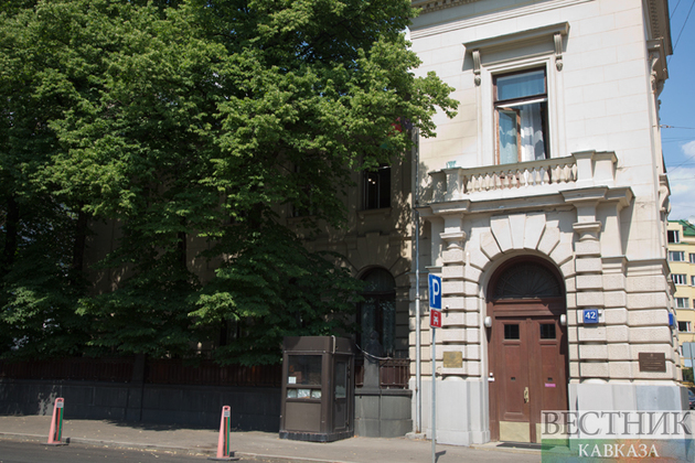 Новый флаг Афганистана поднят над посольством в Москве