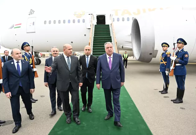 Рахмон прибыл с визитом в Азербайджан